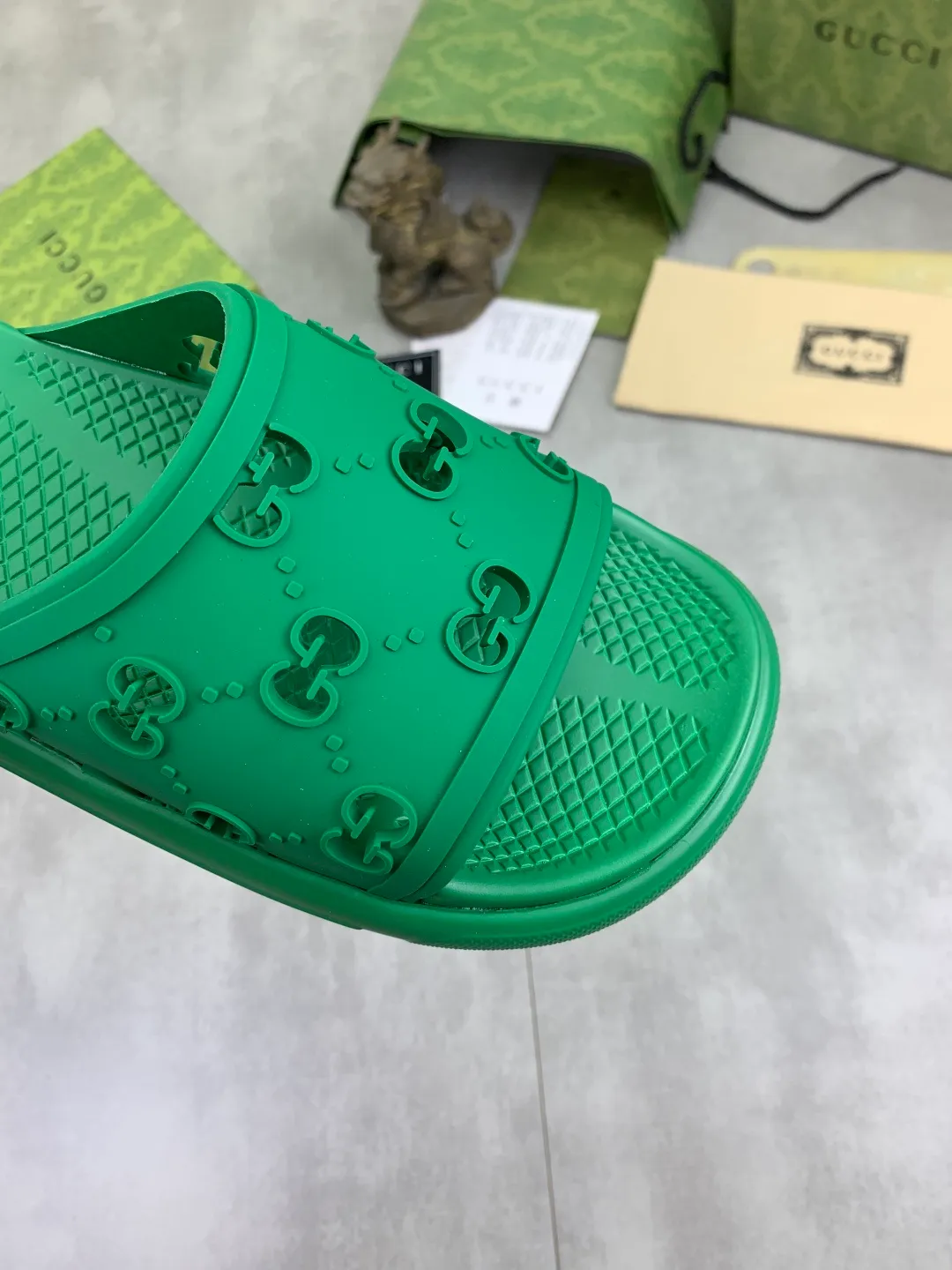 Men's Men's Shoes 💰P300💰[New Style] High Version 🎁🎁🎁 GUCCI New Year of the Snake casual slippers, original official website, perfect workmanship, transmitting a kind of noble luxury, sublimating its definition of luxury in Gucci's high-end extraordinary craftsmanship. Original Gucci double G combination outsole, code number: 35-46, complete package